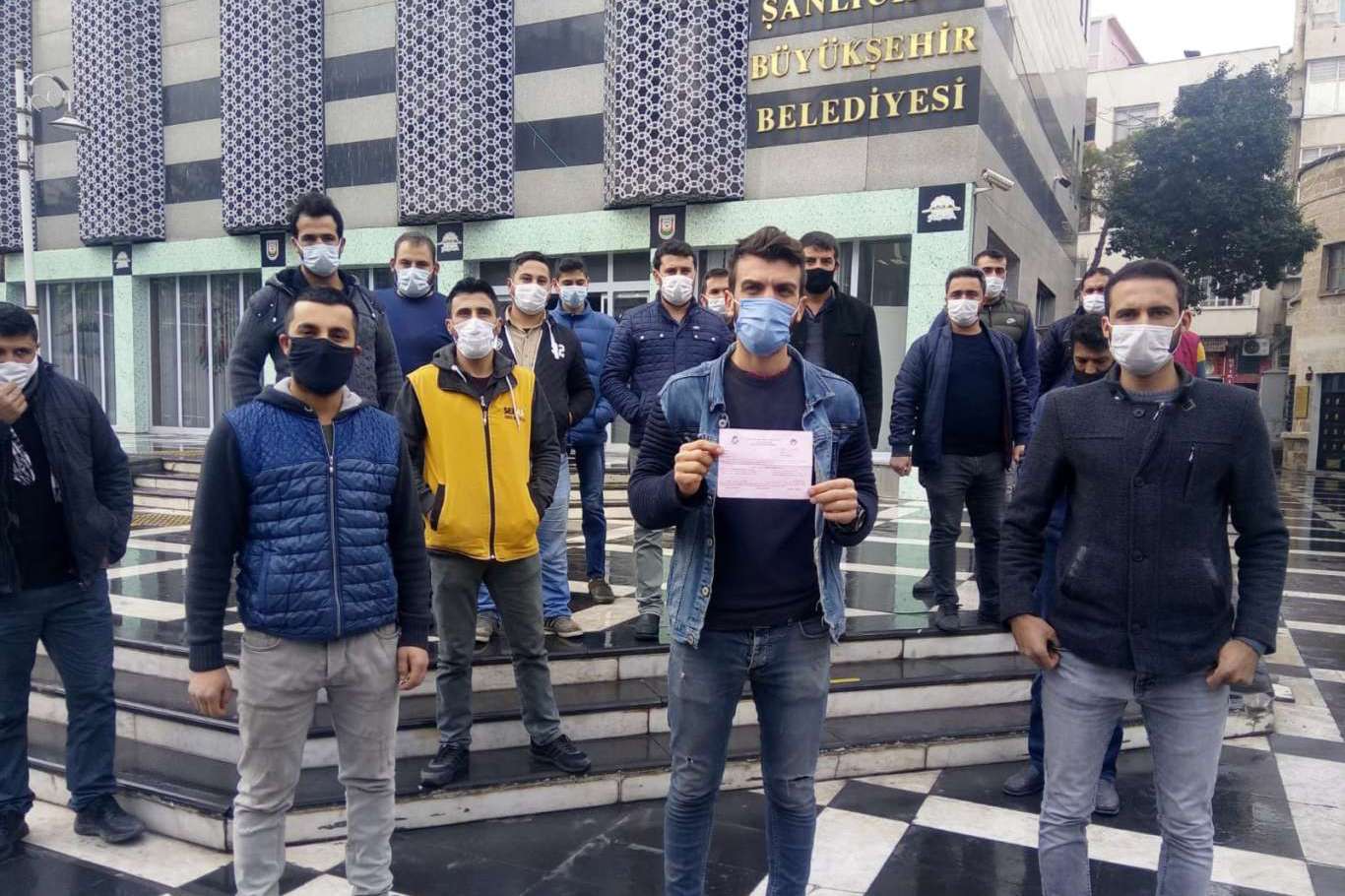 Şanlıurfa'da mobilyacılar belediye önünde eylem yaptı